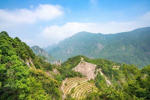 雁蕩山的方洞景區(qū)最獨(dú)特最驚險(xiǎn),棧道和吊橋都懸掛在峭壁上